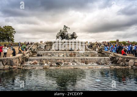 Copenaghen, Danimarca, 10 agosto 2016. La fontana Gefion è una grande fontana a Copenaghen, con vista da una folla di turisti in una giornata nuvolosa d'estate. E' vero Foto Stock