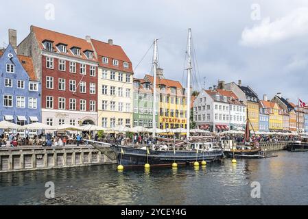 Copenaghen, Danimarca, 11 agosto 2016: Nyhavn un giorno nuvoloso. itâ è un lungomare del XVII secolo, un canale e un quartiere di intrattenimento a Copenhagen fiancheggiato da Foto Stock