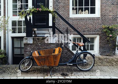 Amsterdam, Paesi Bassi, 09 agosto 2016. Vecchia bicicletta d'epoca parcheggiata di fronte a casa ad Amsterdam Foto Stock