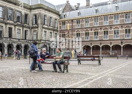 L’Aia, Paesi Bassi, 7 agosto 2016: Persone non identificate nel tribunale interno di Binnenhof. Si tratta di un complesso di edifici nel centro della città di l'Aia. Foto Stock