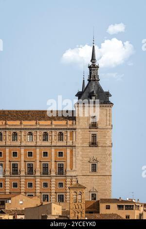 Vista dell'Alcazar di Toledo. Si tratta di una fortificazione rinascimentale in pietra situata nella parte più alta di Toledo. Durante la guerra civile spagnola, Nationalis Foto Stock