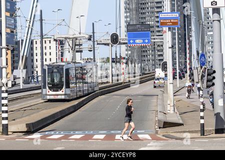 Rotterdam, Paesi Bassi, 8 maggio 2022: Attraversamento di persone e veicoli sul ponte Erasmusbrug sul fiume nuova Mosa. Giorno di sole di primavera Foto Stock