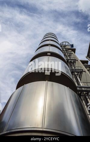 LONDRA, Regno Unito, 21 AGOSTO 2015: Vista ad angolo basso delle scale dei Lloyd Buildings, sede dell'istituto assicurativo Lloyd of London. Come il Centro Pompidou a P Foto Stock