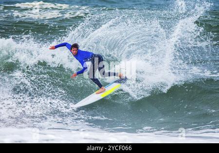 10-30-2015 Peniche, Portogallo Surfer che cavalca l'onda in Portogallo, fantastico e spruzzi Foto Stock