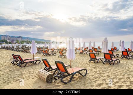 Sedie e ombrelloni su una splendida spiaggia all'alba a Sunny Beach sulla costa del Mar Nero della Bulgaria Foto Stock