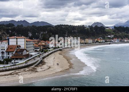 Ribadesella, Spagna, 27 marzo 2024: Panoramica di Ribadesella. Vista della città turistica e della spiaggia di Ribadesella nelle Asturie, in Europa Foto Stock