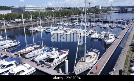 Molte barche a vela a Vauban bassin a le Havre nella soleggiata giornata di maggio. Le persone che attraversano il ponte in lontananza> diverse imbarcazioni hanno un albero più alto. e s Foto Stock