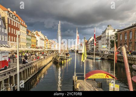 Copenaghen, Danimarca, 11 agosto 2016: Nyhavn un giorno nuvoloso. itâ è un lungomare del XVII secolo, un canale e un quartiere di intrattenimento a Copenhagen fiancheggiato da Foto Stock