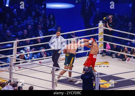 28-11-2015 Dusseldorf, Germania. Tyson Fury cerca di colpire Klitschko con una mano destra diritta, ma Klitschko difende con il suo avambraccio al centro di Foto Stock