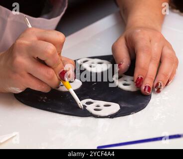 Lezione di pasticceria, lavorando sulle figure di Halloween con pasta fondente o pasta di zucchero Foto Stock