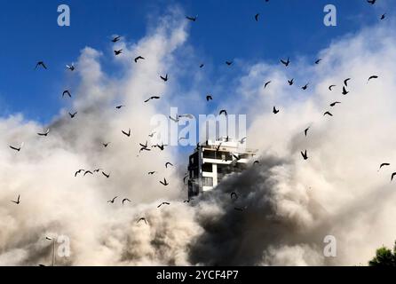 Beirut, Libano. 22 ottobre 2024. Fumo emana da un edificio dopo un attacco aereo israeliano nel sobborgo meridionale di Beirut, Libano, 22 ottobre 2024. Il bilancio delle vittime degli attacchi aerei israeliani in Libano dall'inizio del conflitto israelo-Hezbollah ha raggiunto i 2.530, con ferite fino a 11.803, secondo un rapporto pubblicato martedì dall'unità di gestione del rischio di catastrofi presso il Consiglio dei ministri libanese. Crediti: Bilal Jawich/Xinhua/Alamy Live News Foto Stock