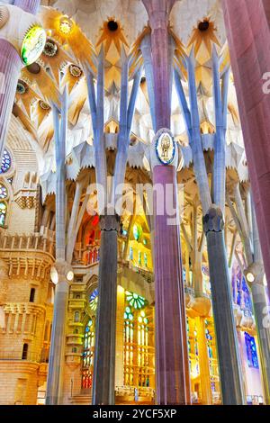 Barcellona, Spagna - 04 settembre: Sagrada Familia,splendida e maestosa vista interna su Settembre 04, 2014 a Barcellona, Spagna. Progettato da Antoni G Foto Stock