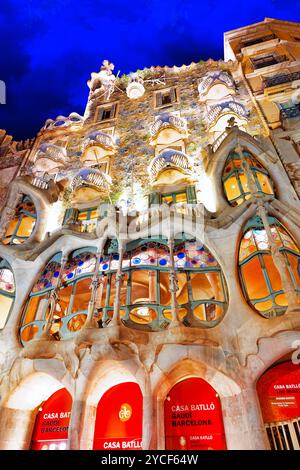 Barcellona, Spagna - Settembre 04, 2014: notte outdoor view Gaudi creazione-house Casa Batlo. L'edificio che è ora di Casa Batllo fu costruito nel 1877 da un Foto Stock