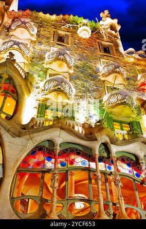 Barcellona, Spagna - Settembre 04, 2014: notte outdoor view Gaudi creazione-house Casa Batlo. L'edificio che è ora di Casa Batllo fu costruito nel 1877 da un Foto Stock