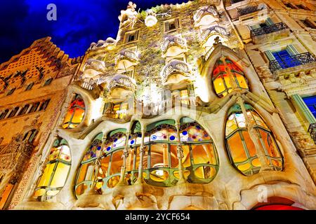 Barcellona, Spagna - Settembre 04, 2014: notte outdoor view Gaudi creazione-house Casa Batlo. L'edificio che è ora di Casa Batllo fu costruito nel 1877 da un Foto Stock