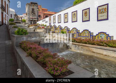 Panchine in ceramica alle scale dell'acqua Paseo de Canarias, Firgas, Gran Canaria, Isole Canarie, Spagna Foto Stock