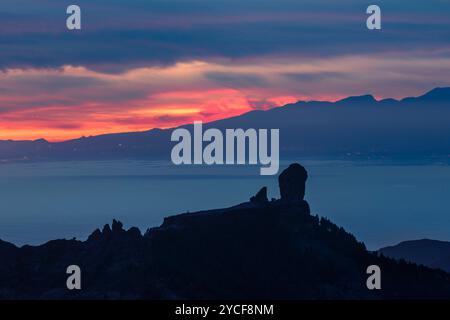 Vista da Pico de las Nieves a Roque Nublo e il monte Teide a Tenerife, Gran Canaria, Isole Canarie, Spagna Foto Stock