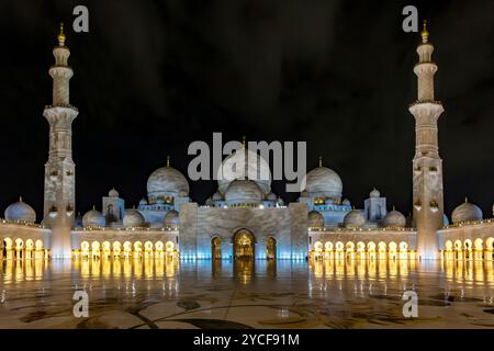 Cortile, Moschea Sheikh Zayed, illuminazione serale, grande Moschea, Abu Dhabi, Emirati Arabi Uniti, Asia Foto Stock