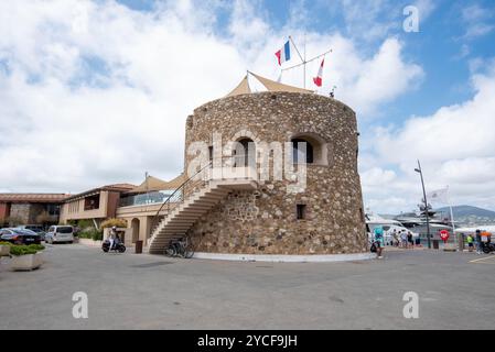 Torre fortificata Tour du Portalet, si trova alla fine del Quai Frederic Mistral, Saint Tropez, Provence-Alpes-Cote d'Azur, Francia Foto Stock