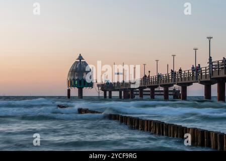 Molo con gondola per immersioni, Zingst, Meclemburgo-Vorpommern, Germania Foto Stock