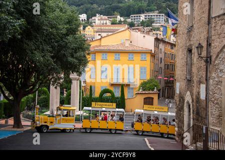 Treno turistico giallo con iscrizione del produttore di profumi Fragonard, Grasse, dipartimento Alpes-Maritimes, Francia Foto Stock