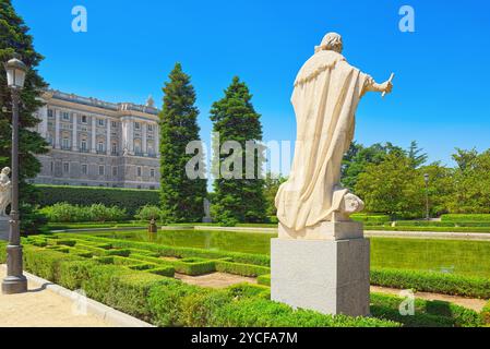 Madrid, Spagna - Giugno 05,2017: Giardini Sabatini (Jardines de Sabatini) e la costruzione del Palazzo Reale di Madrid in Spagna. Foto Stock