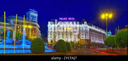 Madrid, Spagna - 05 Giugno 2017 : Fontana di Nettuno (Fuente de Neptuno) e The Westin Palace Hotel sulla piazza della fedeltà (Plaza de la Lealtad) a nig Foto Stock