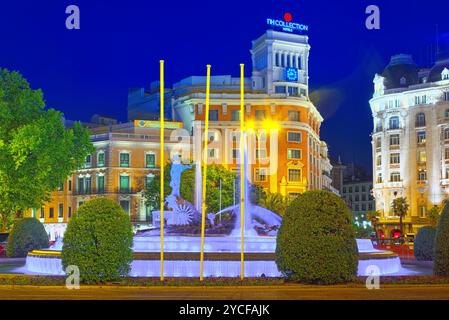 Madrid, Spagna - 05 Giugno 2017 : Fontana di Nettuno (Fuente de Neptuno) e The Westin Palace Hotel sulla piazza della fedeltà (Plaza de la Lealtad) a nig Foto Stock