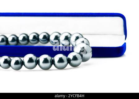 Confezione regalo in velluto blu e collana con perle nere Foto Stock