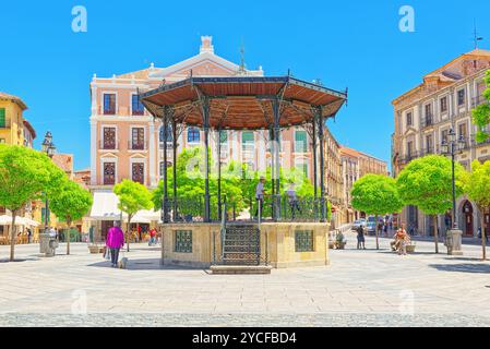 Segovia, Spagna - 07 Giugno 2017 : Paesaggio della piazza principale (Plaza Major). Nel 1985 la città vecchia di Segovia e il suo acquedotto sono stati dichiarati Patrimonio mondiale Foto Stock