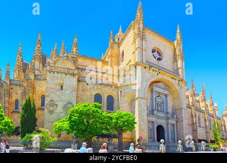 Segovia, Spagna - 07 Giugno 2017 : il paesaggio della Cattedrale di Segovia e la piazza principale (Plaza Major) .città vecchia di Segovia e il suo acquedotto erano declar Foto Stock