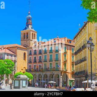 Segovia, Spagna - 07 Giugno 2017 : Paesaggio della piazza principale (Plaza Major) e Segovia Tourist Board (Patronato de Turismo de Segovia). Foto Stock