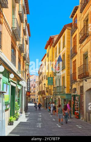 Segovia, Spagna - 07 Giugno 2017 : strette strade medievali della città di Segovia, vicino a Madrid. Nel 1985 la città vecchia di Segovia e il suo acquedotto erano de Foto Stock