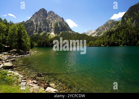 Il lago Estany de Sant Maurici e la catena montuosa Els Encantats nel Parco nazionale Aigüestortes i Estany de Sant Maurici, Catalogna, Spagna, Europa Foto Stock