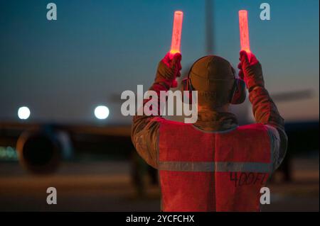 Grant Erickson, capo dell'equipaggio del 121st Air Refueling Wing, sceriffo di un KC-135 Stratotanker durante l'alba a Rickenb Foto Stock