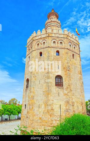 Torre del Oro (Torre del Oro) è un dodecagonale torre di avvistamento militare sul Paseo de Cristobal Colon in Siviglia. Foto Stock