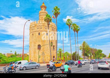 Siviglia, Spagna - 09 Giugno 2017 : Torre del Oro (Torre del Oro) è un dodecagonale torre di avvistamento militare sul Paseo de Cristobal Colon in Siviglia. Foto Stock