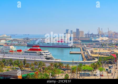 Barcellona, Spagna - 12 Giugno 2017 : Barcellona- capitale dell autonomia della Catalogna. Panorama dal monumento a Cristoforo Colombo sul Barcelon Foto Stock