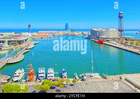 Barcellona, Spagna - 12 Giugno 2017 : Barcellona- capitale dell autonomia della Catalogna. Panorama dal monumento a Cristoforo Colombo sul Barcelon Foto Stock