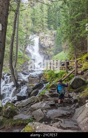 Passeggiate per bambini lungo il sentiero roccioso delle cascate Saent in Val di Rabbi. Europa, Italia, Trentino alto Adige, provincia di Trento, Valle del sole, rabbino. Foto Stock