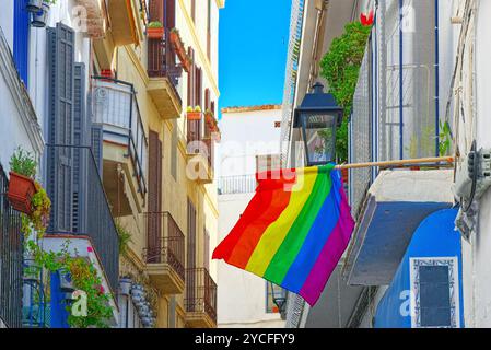 Vista sulla città e di gay bandiere sul buildinds in una piccola cittadina alla periferia di Barcellona - Sitges. Spagna. Foto Stock