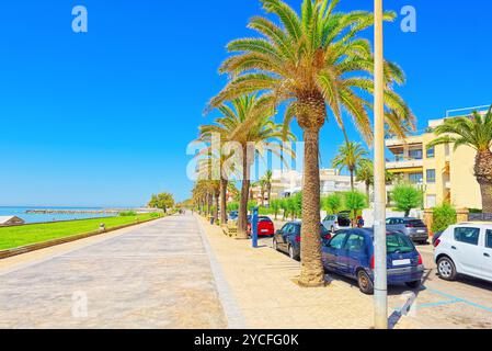 Vista del terrapieno e la passeggiata nella piccola cittadina di Sitges nella periferia di Barcellona. Spagna. Foto Stock