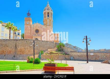 Sitges il Municipio e la chiesa parrocchiale di San Bartolomeo e Santa Tecla nella piccola cittadina di Sitges, nella periferia di Barcellona. Foto Stock