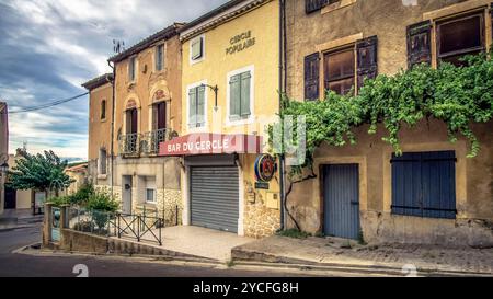 Vicolo del villaggio a Bizanet. Foto Stock