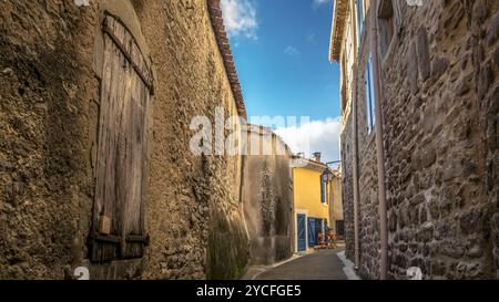 Strada del villaggio a Cesseras. L'area comunale fa parte del Parco naturale regionale Haut-Languedoc. Foto Stock