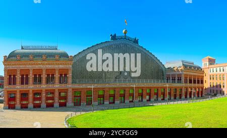 Atocha stazione delle ferrovie in Plaza del Emperador Carlos V (l'imperatore Carlo V Square). La stazione di Atocha, il più grande centro di trasporto della capitale della Spagna Foto Stock