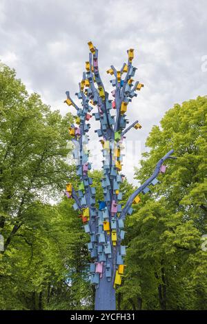 Lettonia, riga, parco presso il Monumento alla libertà, un albero colorato con molte case per uccelli nel centro della città Foto Stock