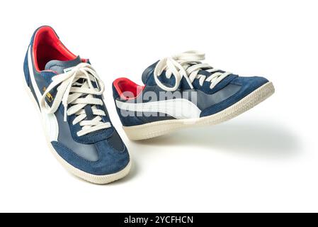 Belgrado, Serbia - 30 agosto 2024. Puma Originals Super LIGA Blue con segni bianchi. Isolato su sfondo bianco con percorso di ritaglio incluso Foto Stock