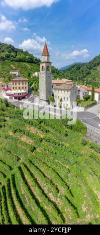 Il paese di Rolle nel comune di Cison di Valmarino, circondato dai vigneti del Prosecco, patrimonio dell'UNESCO, provincia di Treviso, Veneto, Italia Foto Stock