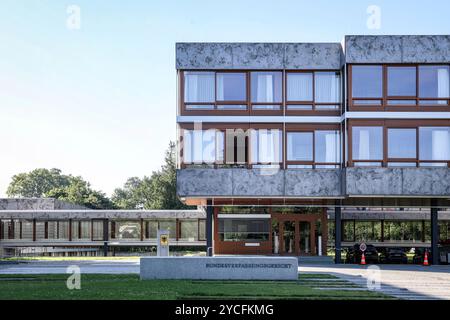 Karlsruhe, Baden-Württemberg, Germania - Corte costituzionale federale, aquila federale e lettere di fronte all'edificio della Corte costituzionale federale. Foto Stock